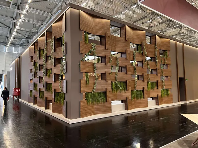 Stand Salice a Interzum 2025, parete con nicchie illuminate
