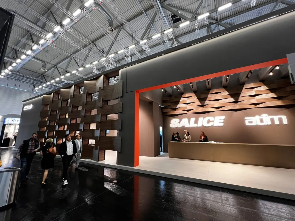 Stand Salice a Interzum 2025: pareti in legno con nicchie e insegna Salice